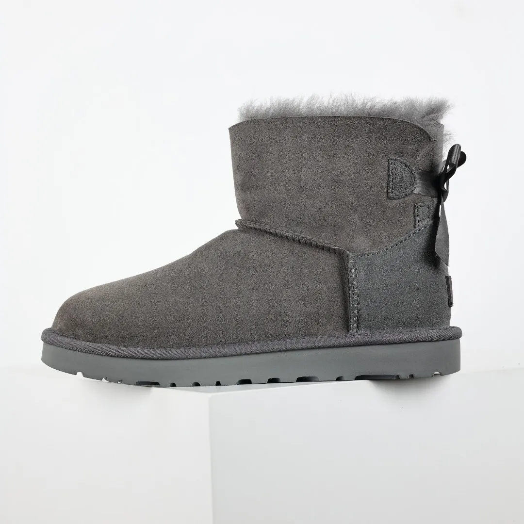 Pick up locally 💰560 The core recommendation is good price UGG bailey MiNi bow 2.0 series Xiaohongshu hot model Henan Longfeng leather production Sheepskin and fur integration Top quality in the market Waterproof upper material 2-3 cm cashmere insole to keep warm in winter and suitable for home use UUG launches a style series in the new year, partially skewed toward the preferences of young consumers, and also at the forefront of fashion trends Shoe body material Water-repellent coated suede upper 17mm UGGPURE™ implanted wool insole Lightweight non-slip comfortable rubber outsole With brand LOGO Trademark Comes with full packaging Size: 35 36 37 38 39 40